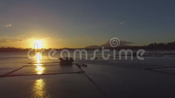 金色的太阳落山越过遥远的多云的山湖视频的预览图