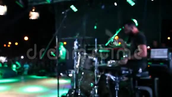 音乐家在舞台上演奏明亮的灯光摇滚音乐会视频的预览图