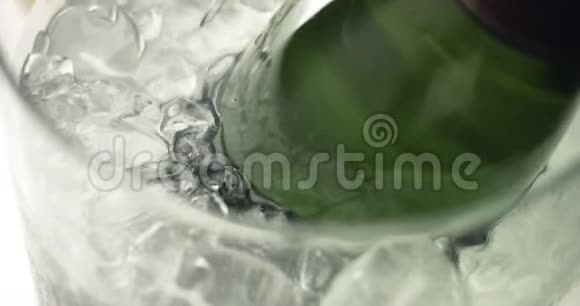从冰里拿一瓶起泡葡萄酒视频的预览图