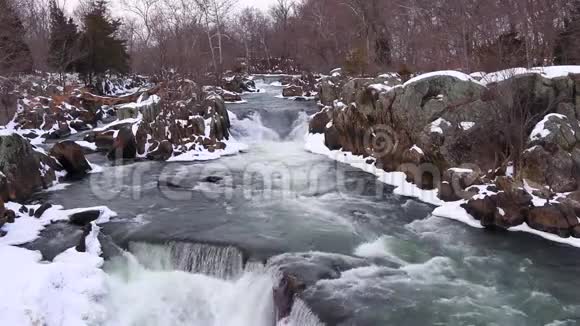 冬季白色瀑布与雪岩大瀑布国家公园视频的预览图