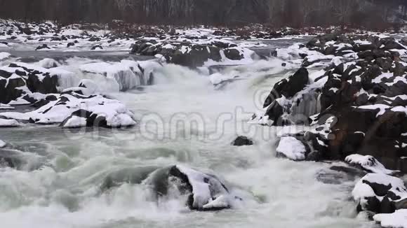 大瀑布冬季白色瀑布与雪岩大瀑布国家公园视频的预览图