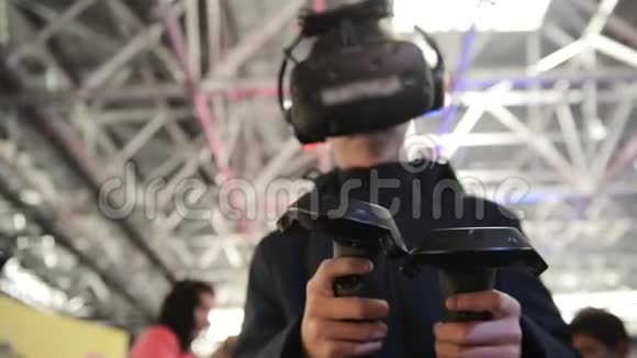 这家伙在VR耳机虚拟现实中玩游戏在一个会议活动视频的预览图
