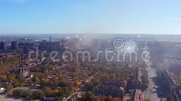 城市上空的烟雾环境污染视频的预览图