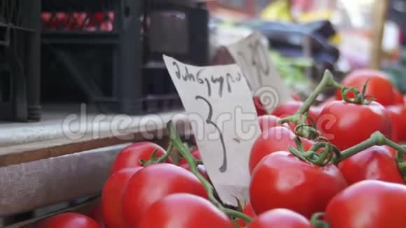 在杂货店市场展示番茄和蔬菜贸易视频的预览图