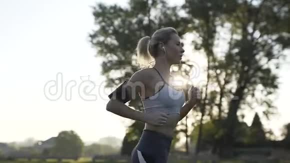 运动女性在锻炼视频的预览图