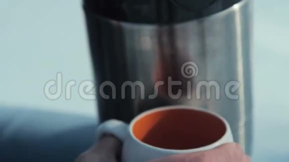 一对年轻的木偶男人用热水瓶倒茶视频的预览图