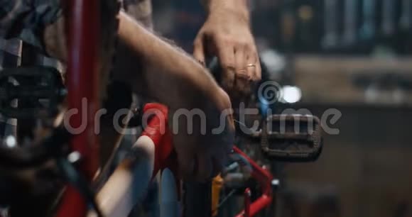 在车库修自行车的人视频的预览图