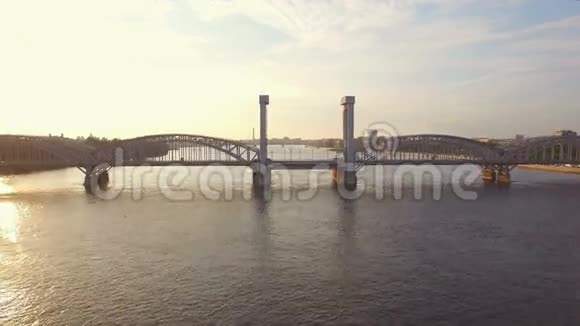 跨越涅瓦河的芬兰铁路大桥视频的预览图