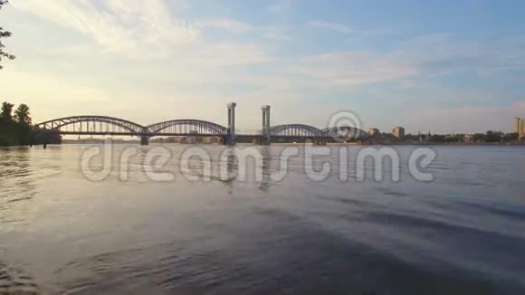 跨越涅瓦河的芬兰铁路大桥视频的预览图