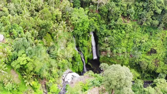鸟瞰巴厘岛热带岛屿上令人惊叹的瀑布慢动作1920x1080视频的预览图