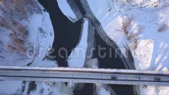 冬季桥西古尔达冰冻河高贾拉托拉托维亚空中无人机顶视图4KUHD视频视频的预览图