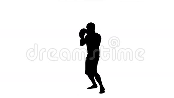 一个练习跆拳道的人的剪影视频的预览图