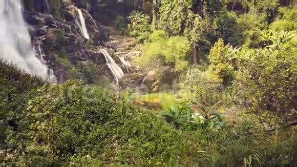 泰国山林的热带瀑布视频的预览图