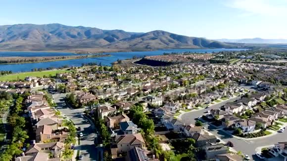 背景下大湖大山同一住宅小区的鸟瞰图视频的预览图