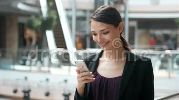 带着电话微笑的黑发女人特写肖像年轻商务女性职业快乐美丽的多民族视频的预览图