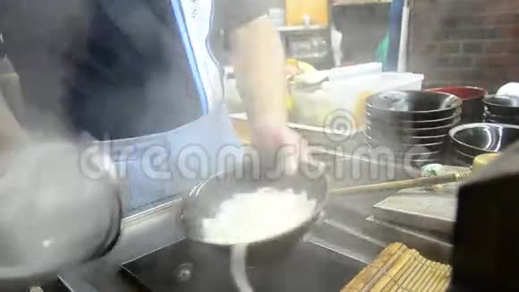 在日本大阪烹饪乌登面视频的预览图