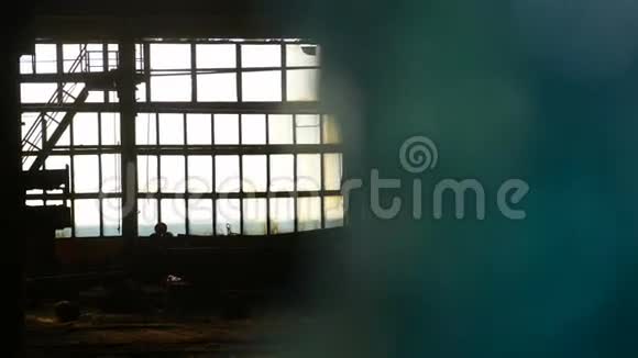 玻璃剪影阳光房窗户废弃仓库工厂破碎视频视频的预览图