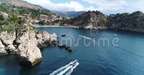 全景鸟瞰塞法卢海港和蒂尔赫尼亚海海岸西西里意大利Cefalu市是主要城市之一视频的预览图