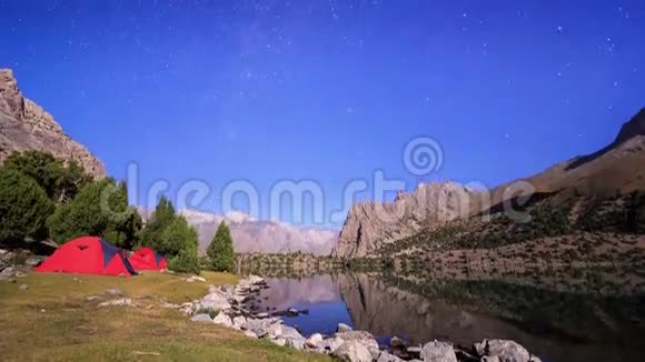 星星反射在湖里时间流逝帕米尔塔视频的预览图