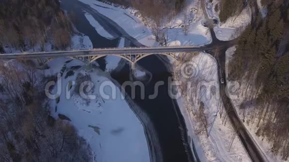 冬季桥西古尔达冰冻河高贾拉托拉托维亚空中无人机顶视图4KUHD视频视频的预览图