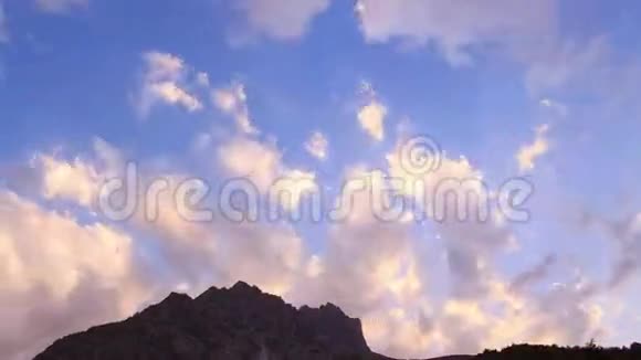 日落后的夜晚放大帕米尔塔日基斯坦视频的预览图