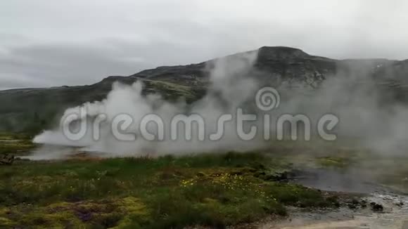 冰岛的间歇泉地区视频的预览图