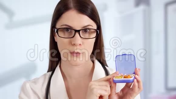 女医生在病房与病人交谈通过信使应用程序女医生视频的预览图