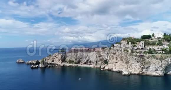 全景鸟瞰塞法卢海港和蒂尔赫尼亚海海岸西西里意大利Cefalu市是主要城市之一视频的预览图