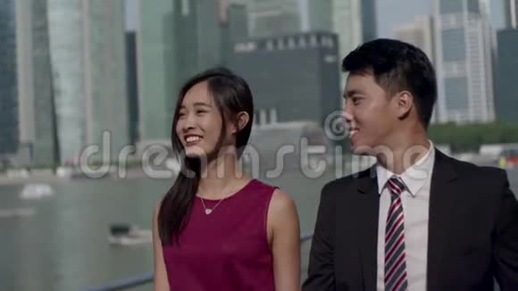 亚洲夫妇商务服装慢动作视频的预览图