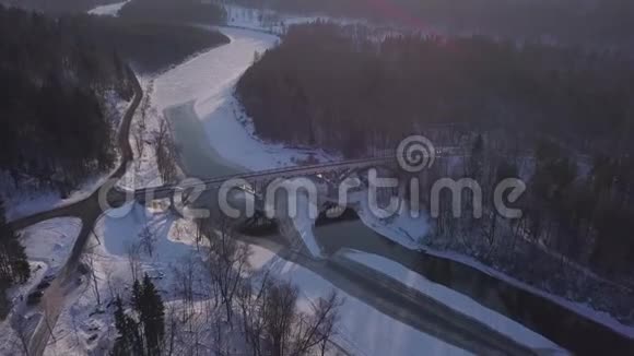 冬季桥西古尔达冰冻河高贾拉托拉托维亚空中无人机顶视图4KUHD视频视频的预览图