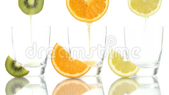 果汁橙柠檬奇异果倒入玻璃视频的预览图