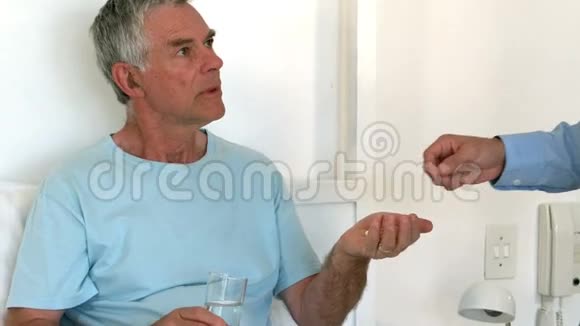男护士给老人吃药视频的预览图