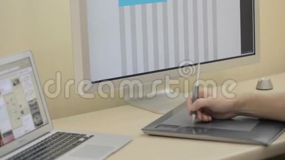 电脑与现代木桌设计视频的预览图