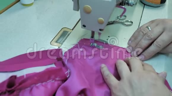 在缝制新衣服时掌握双手视频的预览图