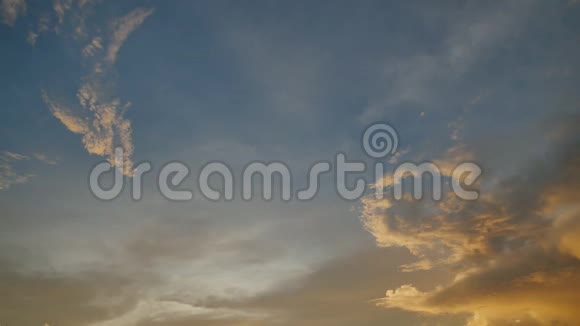 客机在日落时分起飞背景是一片美丽的云层视频的预览图