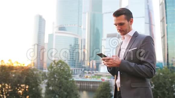 年轻的白种人持有智能手机从事商业工作视频的预览图