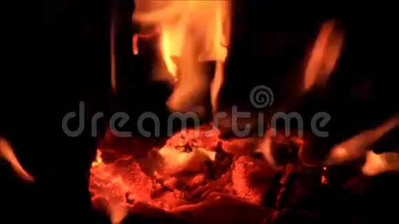燃烧的木头家里的壁炉卡明费视频的预览图