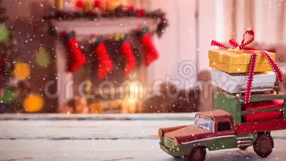 屋顶上摆着礼物的模型车和装饰圣诞节的客厅背景模糊视频的预览图