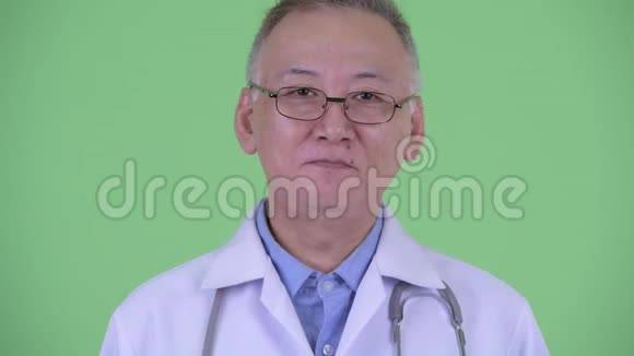 一脸幸福成熟的日本男医生微笑视频的预览图
