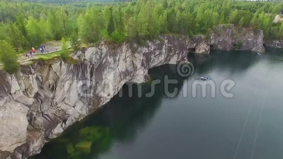 大理石峡谷的空中景色中间有一个湖视频的预览图