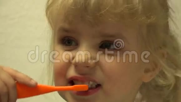 可爱的小女孩正在用牙刷清洁牙齿4K超高清超高清视频的预览图