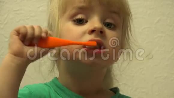 可爱的小女孩正在用牙刷清洁牙齿4K超高清超高清视频的预览图