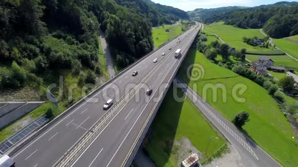 山谷中的公路桥梁视频的预览图