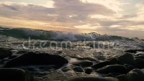 海浪在岸边翻滚溅起的水花在缓慢地移动视频的预览图