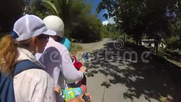 快乐的一家人在热带骑摩托车阳光明媚的一天泰国菲律宾视频的预览图