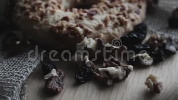 全麦谷类食品饼干饼干堆放坚果和葡萄干视频的预览图