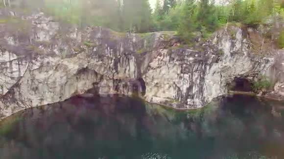 大理石峡谷的空中景色中间有一个湖视频的预览图