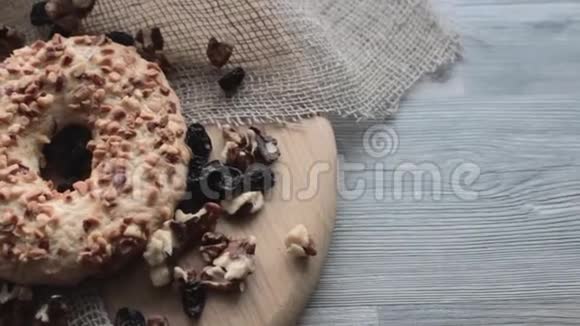 全麦谷类食品饼干饼干堆放坚果和葡萄干视频的预览图