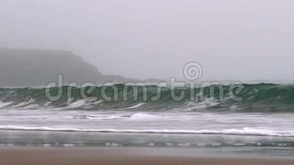 强大的海浪撞击在海滩上视频的预览图
