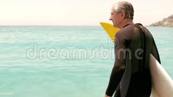 有冲浪板摆姿势的老人视频的预览图